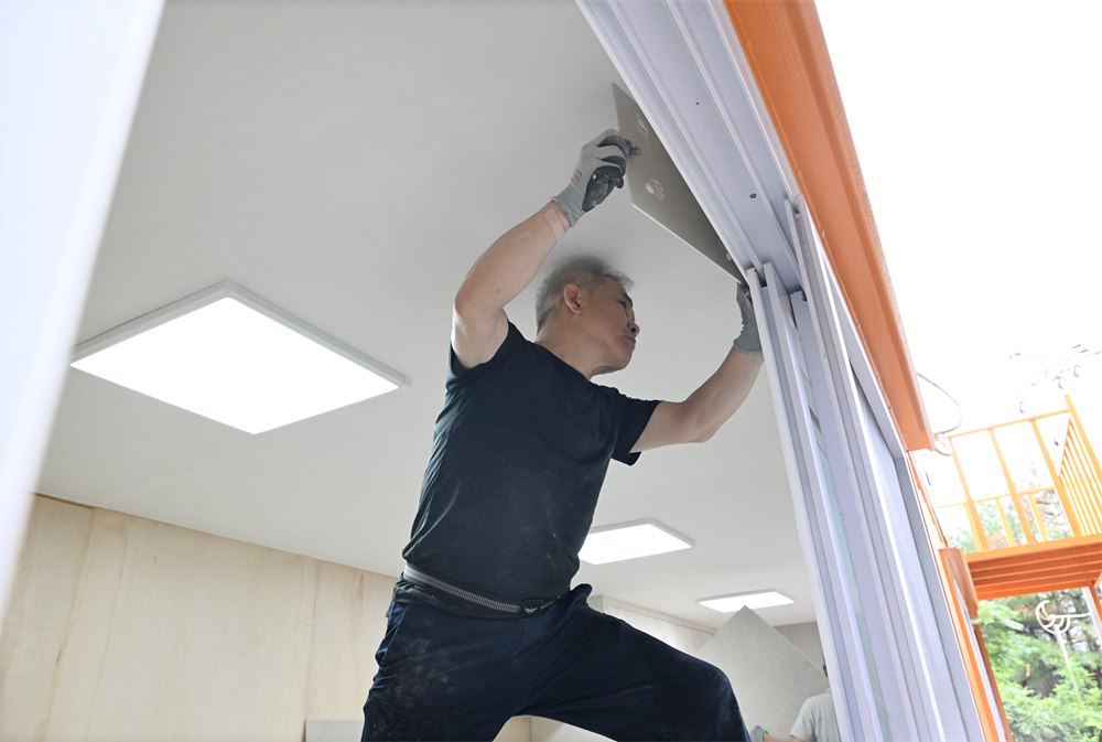 일산 사무공간 벽체 마감재 재단과 부착 작업